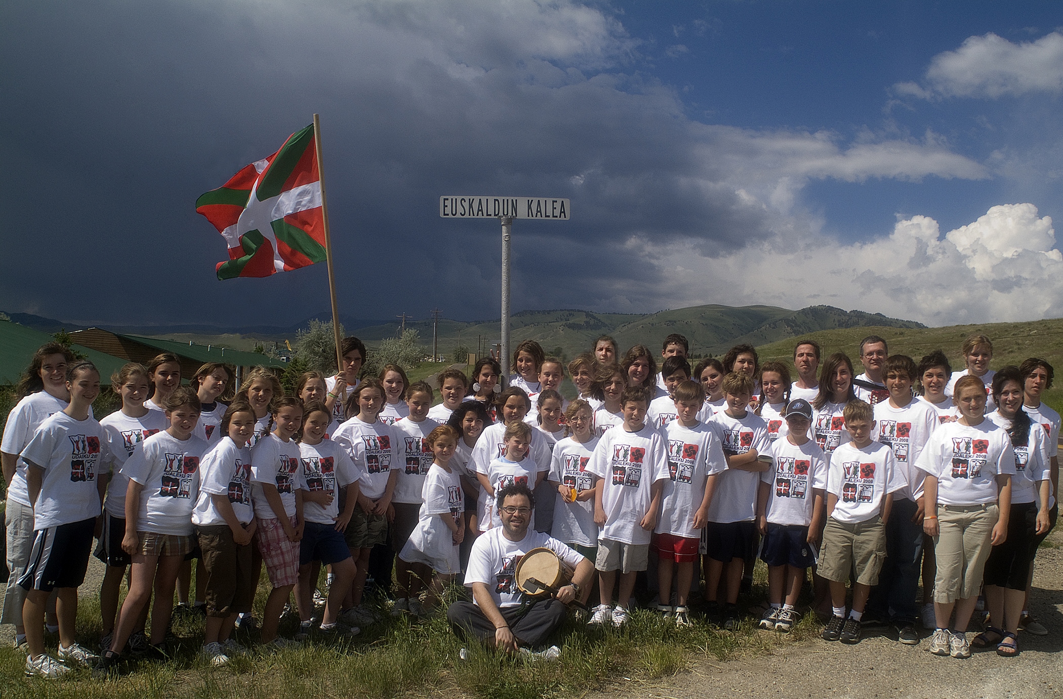 Foto del Udaleku de Buffalo, WY. Hacer click en la imagen. El instructor Eneko Espino está sentado en el suelo. Josh es el tercero a la derecha en la línea sobre él. Jaime es la chica de la segunda fila situada dos a la derecha de Josh (foto EE-Udaleku)